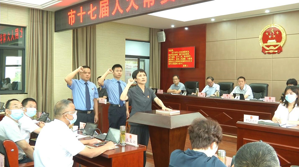 /uploads/image/2022/07/28/ad493135b165de34b0678b49f3d101dd.jpg 图为宪法宣誓2.jpg