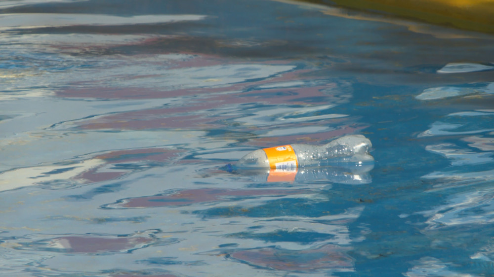 /uploads/image/2022/08/10/1690f5fedff3ea866f7907d7fb2b7c7b.jpg 图为垃圾漂浮水上。.jpg