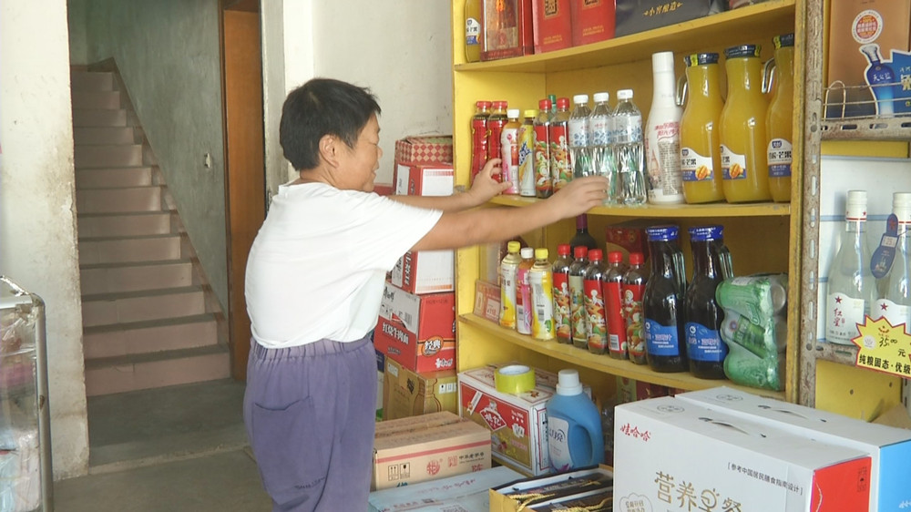 /uploads/image/2022/08/20/911d98ca30e00c7eb64071790cf1c69a.jpg 图为储文斌整理货架.jpg