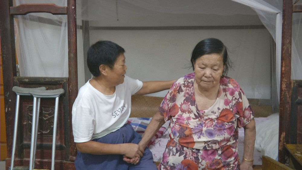 /uploads/image/2022/08/20/348babd6f5ad7f6093bc86c42d2255f1.jpg 图为储文斌与母亲交流.jpg