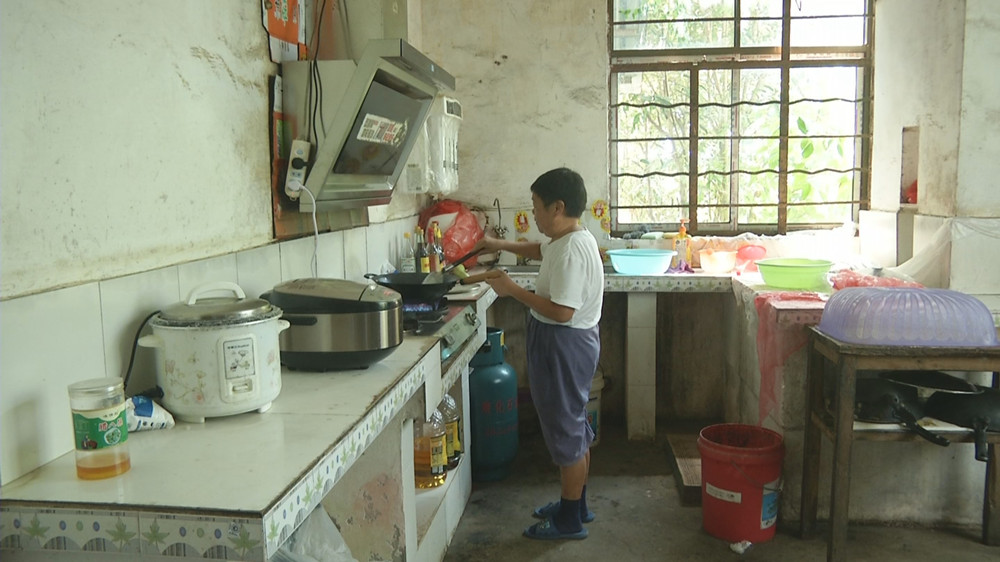 /uploads/image/2022/08/20/9b1e24a55d7e34321afd99016a5e55b3.jpg 图为储文斌为母亲准备午餐.jpg