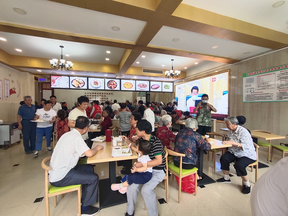 /uploads/image/2022/09/01/4999cb9e0646b3ed2ea84ad123b17d40.jpg 图为老年在食堂就餐。.jpg