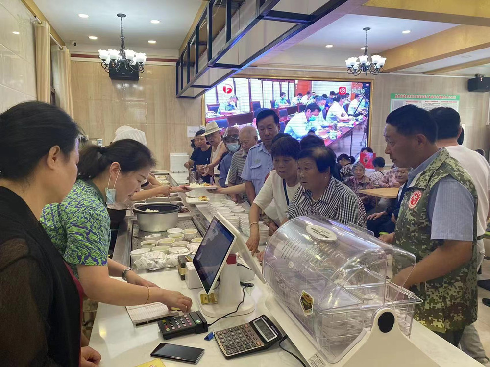 /uploads/image/2022/09/01/c24df4b36147f8440138f435efdce85c.jpg 图为老人有序排队。.jpg