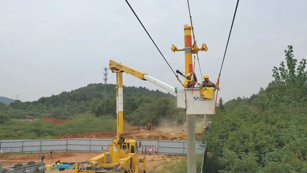 /uploads/image/2022/09/29/b03f736105aa83c9afb4f53af6c64634.jpg 图为带电立杆作业时的情景3.jpg