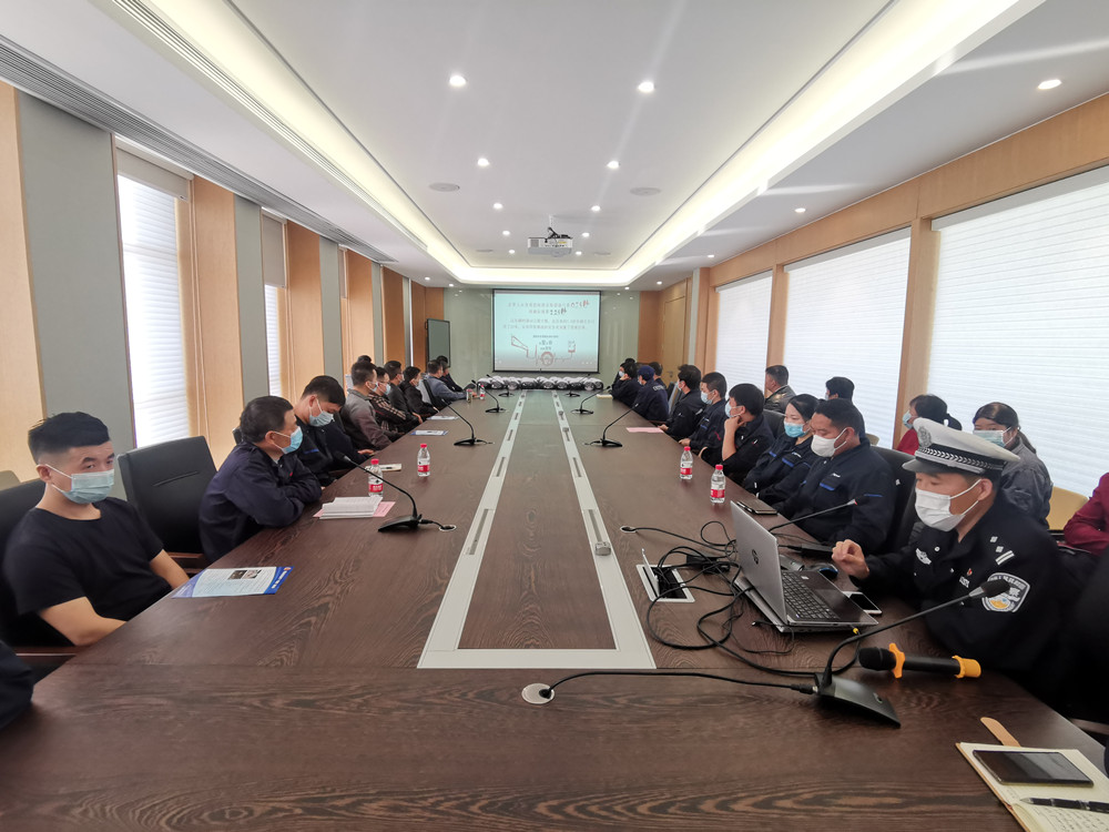 /uploads/image/2022/10/20/590b41bb4e75736070b64ec54265e89c.jpg 图为交警为企业职工作交通安全知识宣讲。.jpg