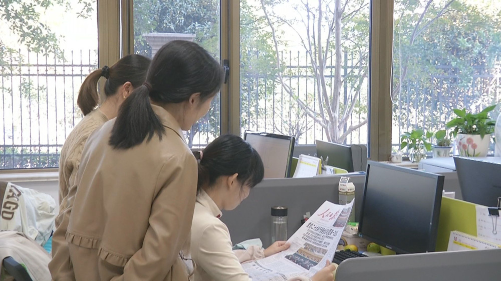 /uploads/image/2022/10/24/11785f48218148cd7e7f1396502a5a01.jpg 图为双港商会某企业员工正在学习二十大报告.jpg