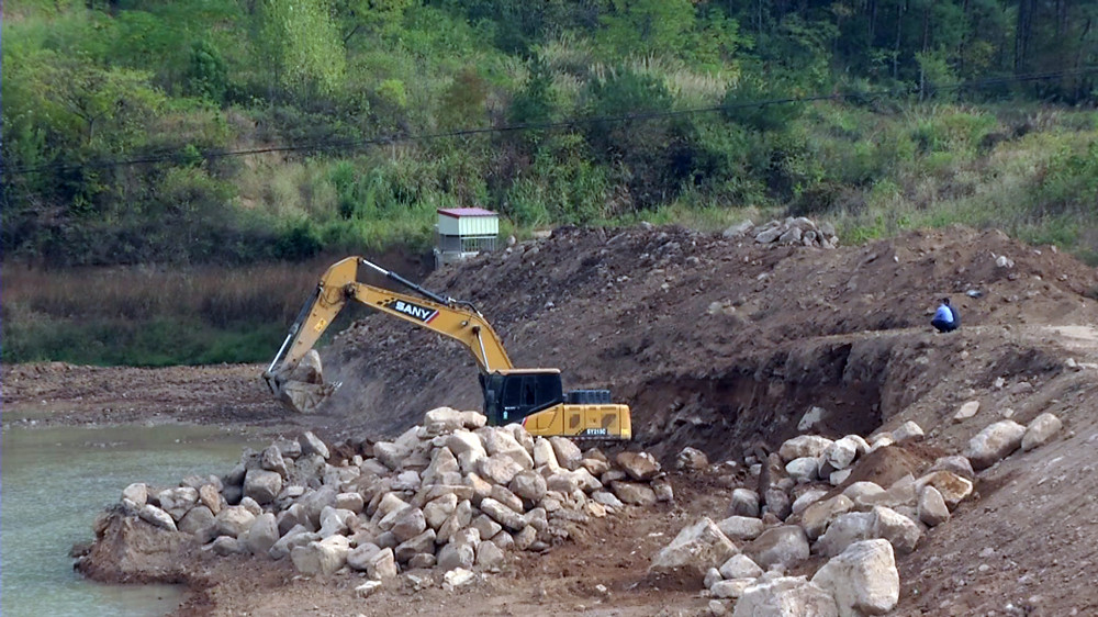 /uploads/image/2022/10/24/7e1bf3e85303605ae9e9bcf5faf529ca.jpg 图为大关镇小关村冲口山塘清淤整治现场.jpg