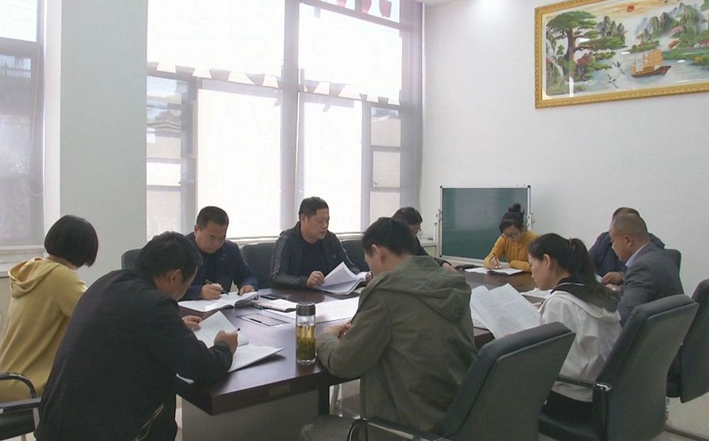 /uploads/image/2022/10/24/3e7cf0d6e4493cb73de8f2299433f656.jpg 图为双港商会部分企业家正在学习二十大报告.jpg