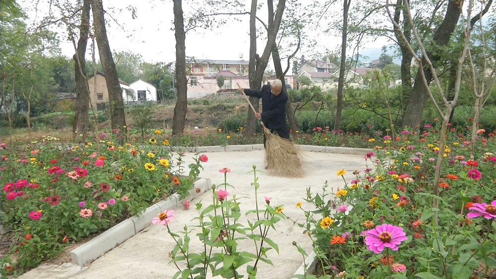 图为小关村村民自发清扫.jpg