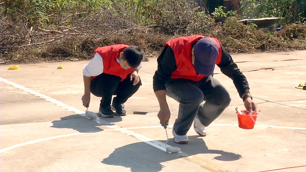 /uploads/image/2022/10/28/f58545f52e812abf8d60ed9c5e86fa84.jpg 图为志愿者正在为双港镇一处新建篮球场画线.jpg