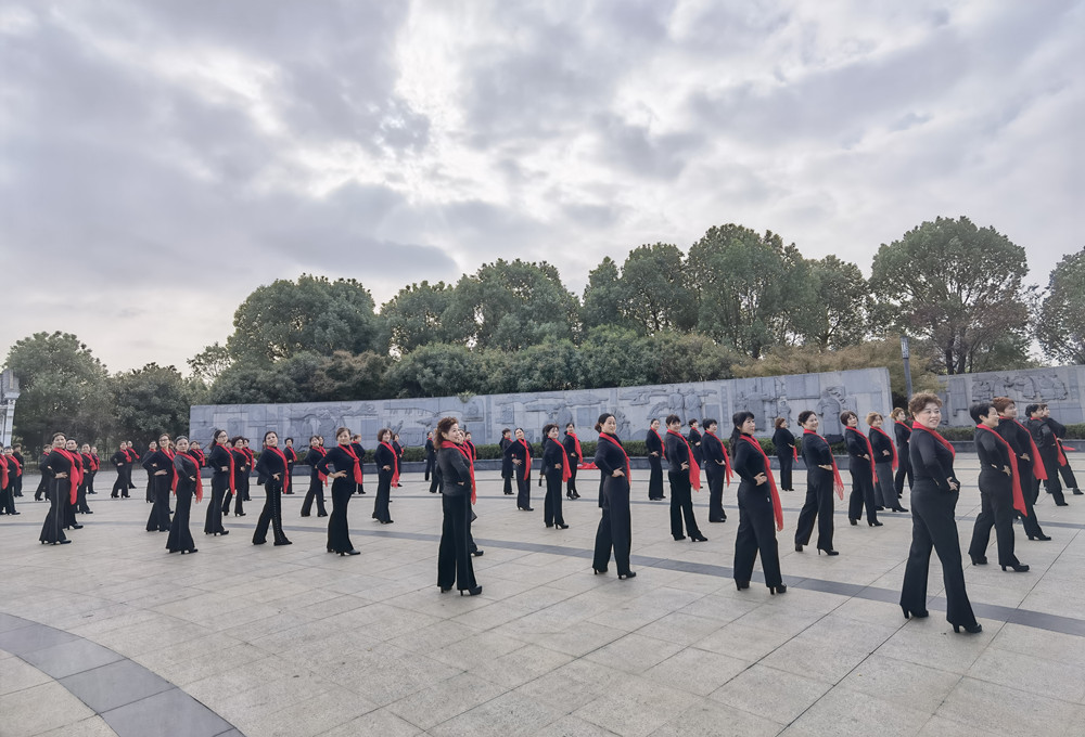 /uploads/image/2022/11/01/9a79c9e60352865979b0a4ab3b5b788e.jpg 市老年大学汇报演出进广场2.jpg