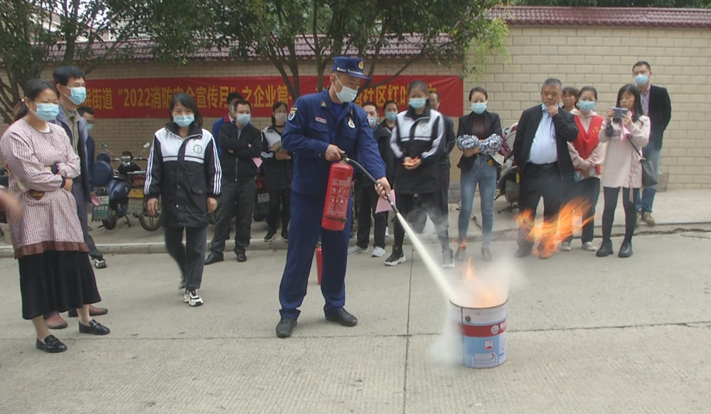 图为消防员到企业进行现场演练.jpg