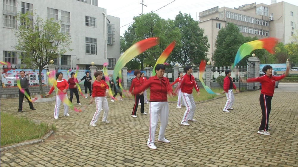 /uploads/image/2022/11/15/c45e18ccf75d8d49194407da2e6cdd3a.jpg 图为大关镇老年学校学员在练习彩色长绸柔力球时的情景.jpg