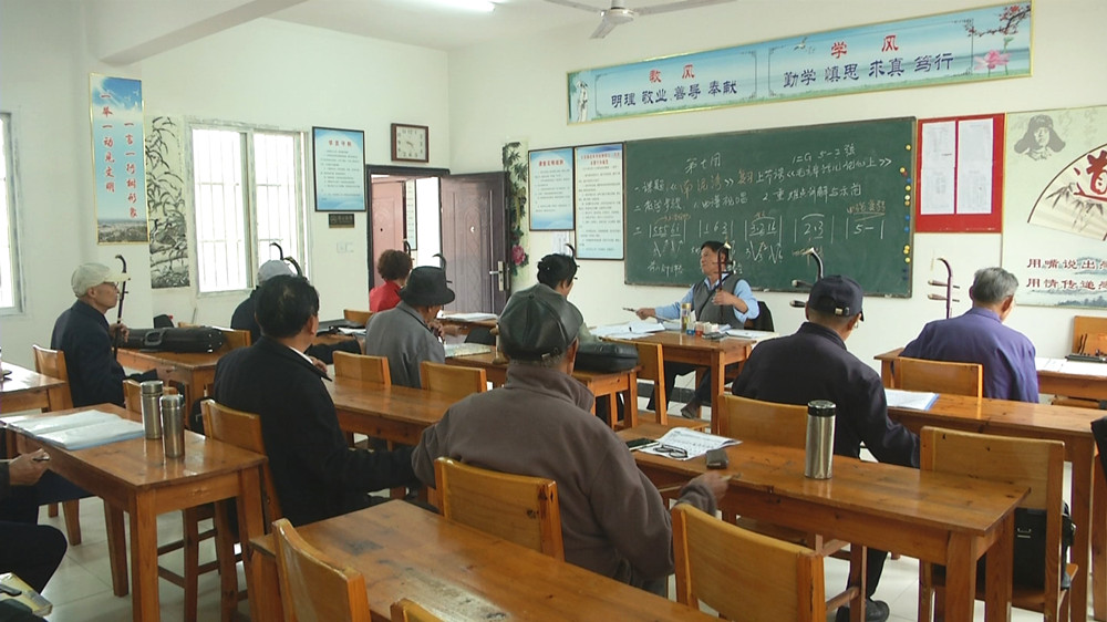 /uploads/image/2022/11/15/55aa26dbd5ef73c59629a11652fcf017.jpg 图为大关镇老年学校学员在拉二胡时的情景.jpg