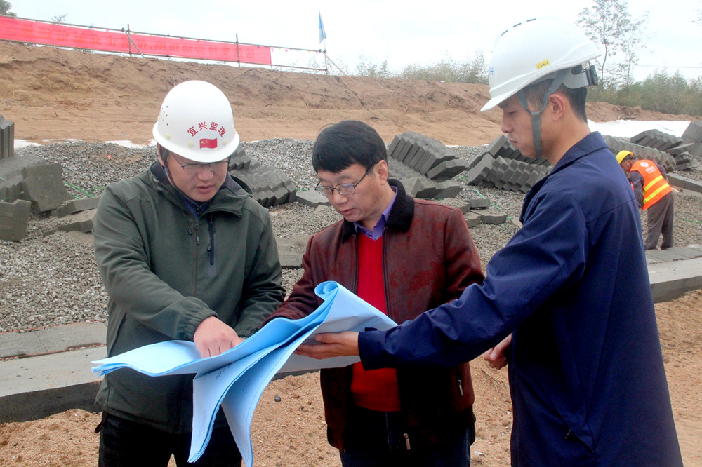 梁轶飞（中）在水利工程施工现场检查工作.JPG