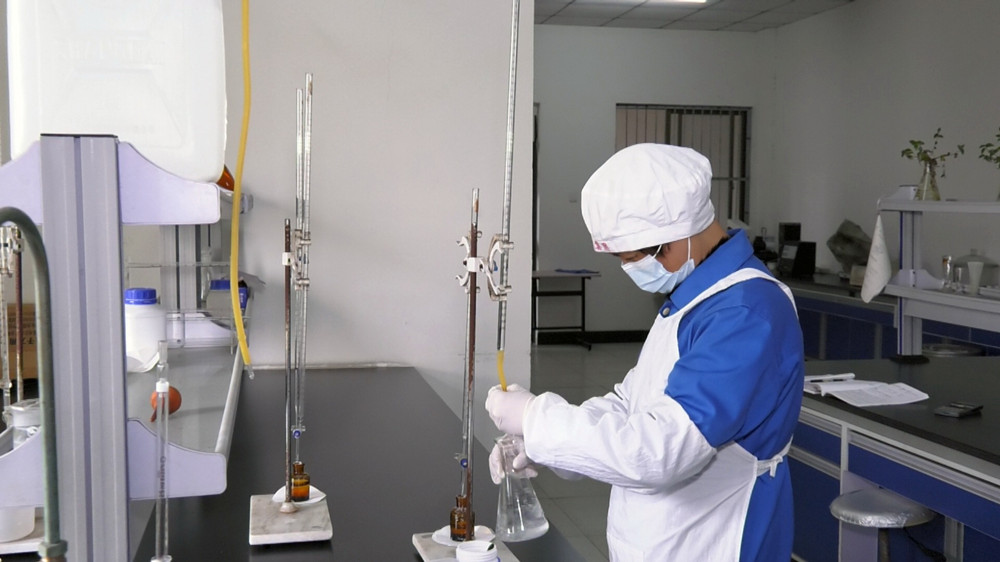 图为企业研发人员正在对一款新产品进行测试 .jpg