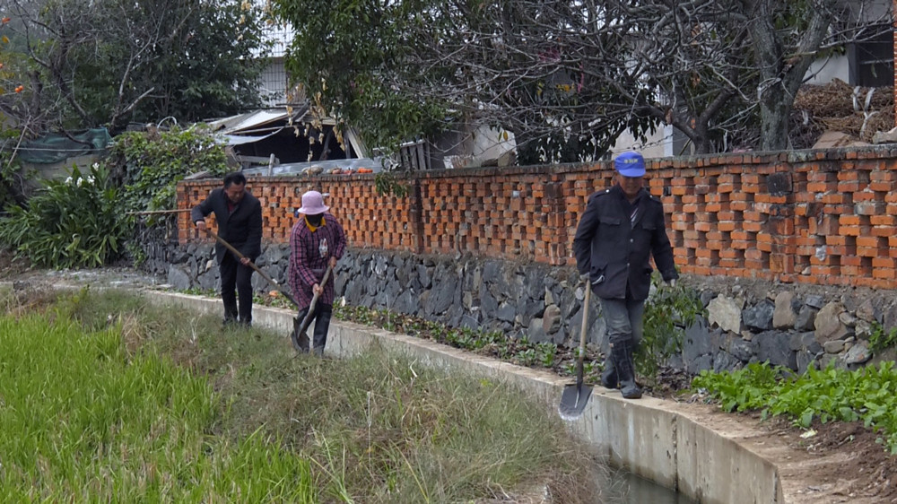 /uploads/image/2022/11/28/eeec38900935a248e3c4879e080eccd2.jpg 图为村民们正在沿线沟渠清理杂物,保障水流畅通。 .jpg