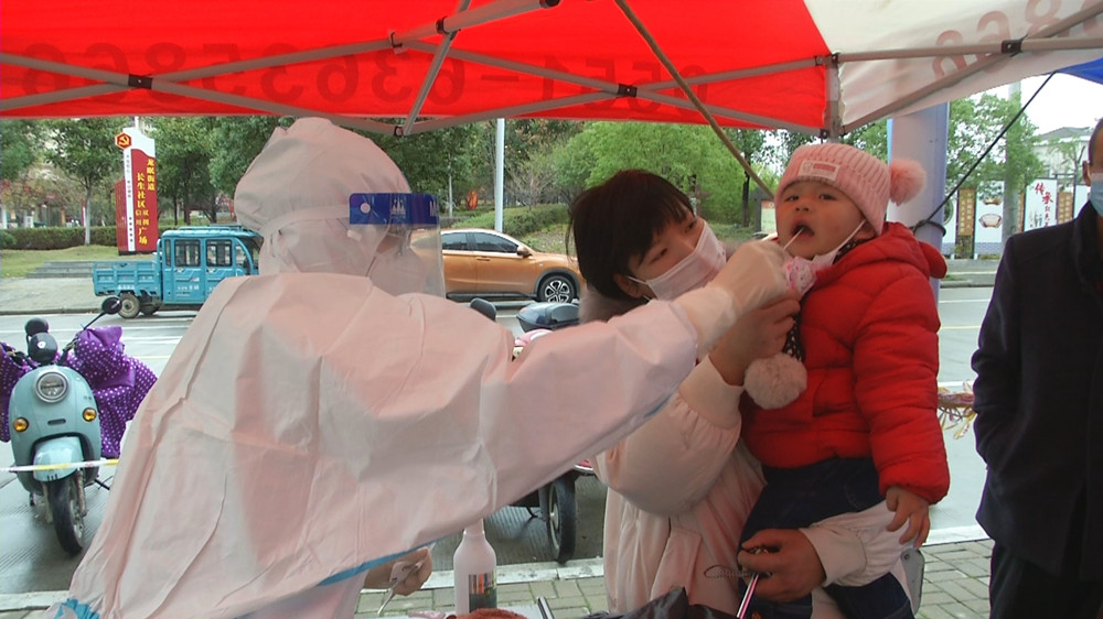 图为长生社区核酸检测点核酸采集时的情景(1).jpg
