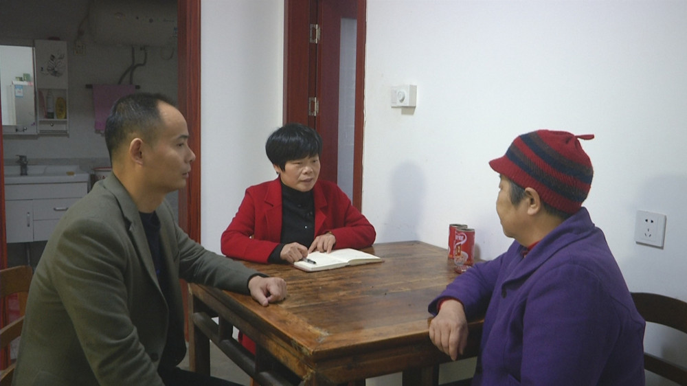 /uploads/image/2022/12/02/4dbbd568290f4f2667f44c2a98af5cbc.jpg 图为江红玲在走访社区居民时的情景.jpg