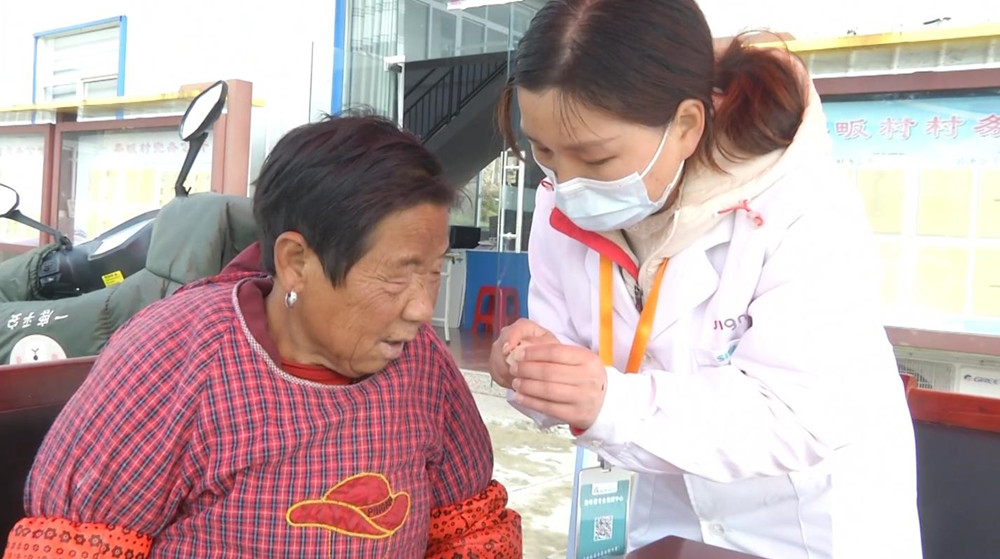 /uploads/image/2022/12/07/36d9735240d58399431269b79eae8614.jpg 图为专业人员为听障人士讲解佩戴助听器方法.jpg