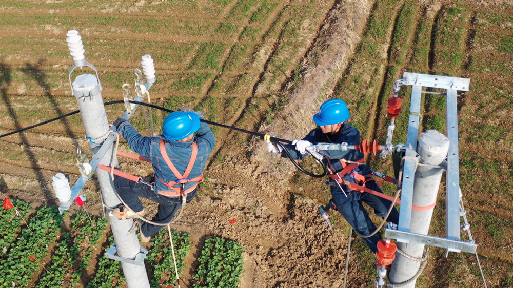 /uploads/image/2022/12/14/7c6a487b94df0626b55cc9b65c168229.jpg 图为电力工人正在15米高的电线杆上架设导线1 .jpg