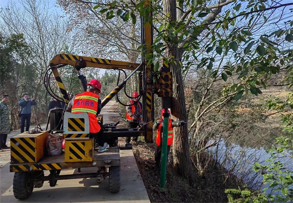 /uploads/image/2022/12/15/bf8e48eb5c198761b7dc8dd5a2e9b77a.jpg 图为安装安全护栏2.jpg