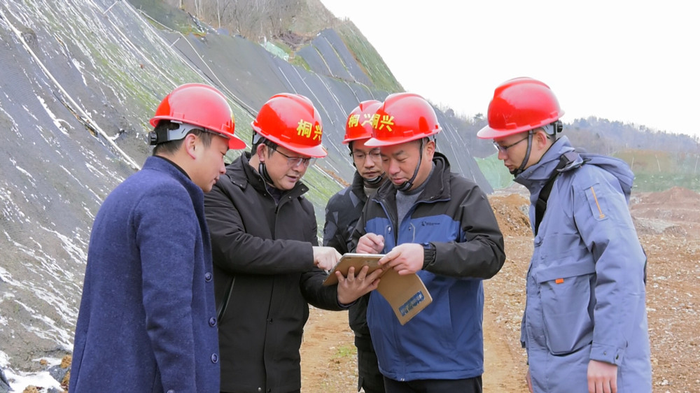 /uploads/image/2022/12/27/9bf8abf294a62ce51d14759523f154d9.jpg 图为市纪委监委驻市自然资源和规划局纪检监察组工作人员正在绿色矿山建设现场开展监督检查 .jpg