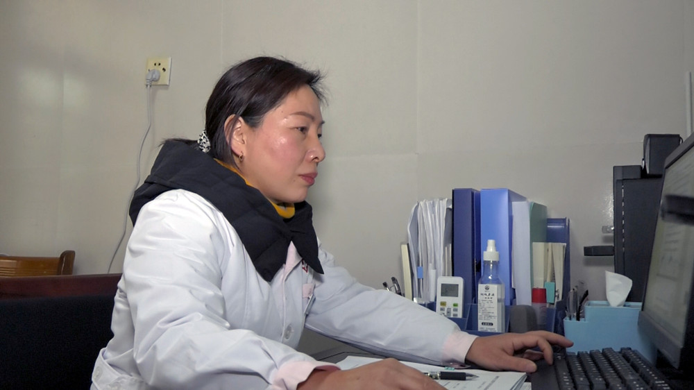 /uploads/image/2023/01/03/c8f114758dd387e7a462b59bceedcbb1.jpg 图为陈春秀正在认真撰写提案 .jpg