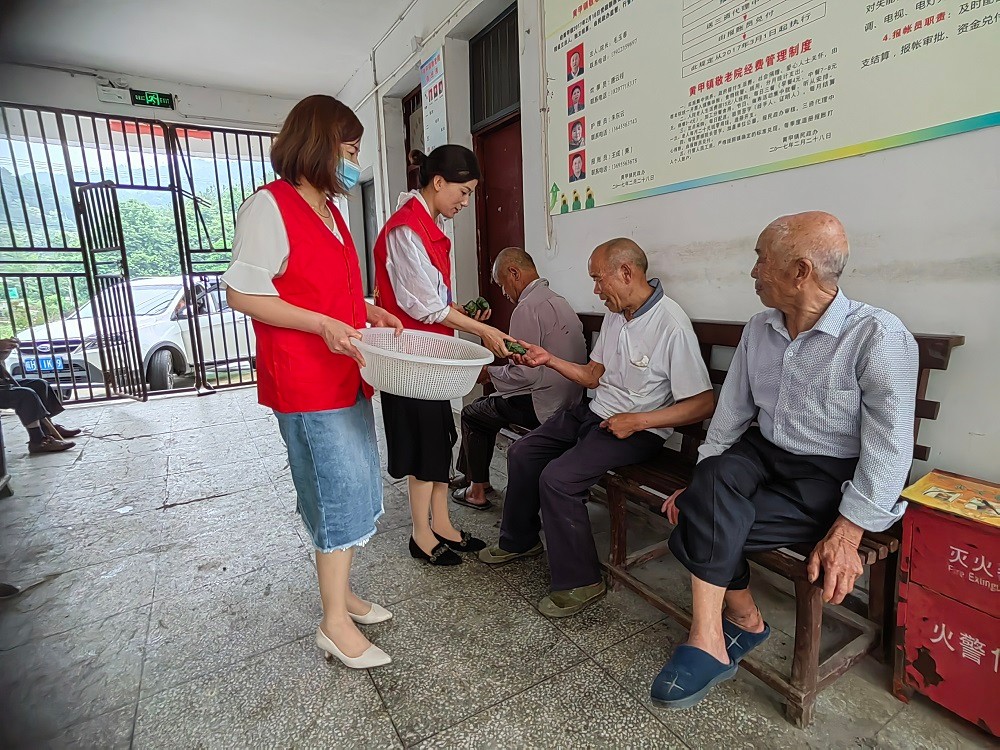 图为黄甲镇组织志愿者到敬老院开展关爱老人活动。.jpg