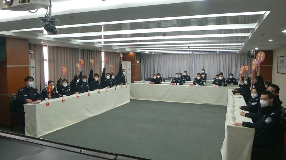 /uploads/image/2023/01/11/ec2ca77998fc5f253219717ff4f79946.jpg 图为金全市公安机关“践行二十大 护航新征程”庆祝第三个中国人民警察节知识竞赛活动抢答题现场.jpg