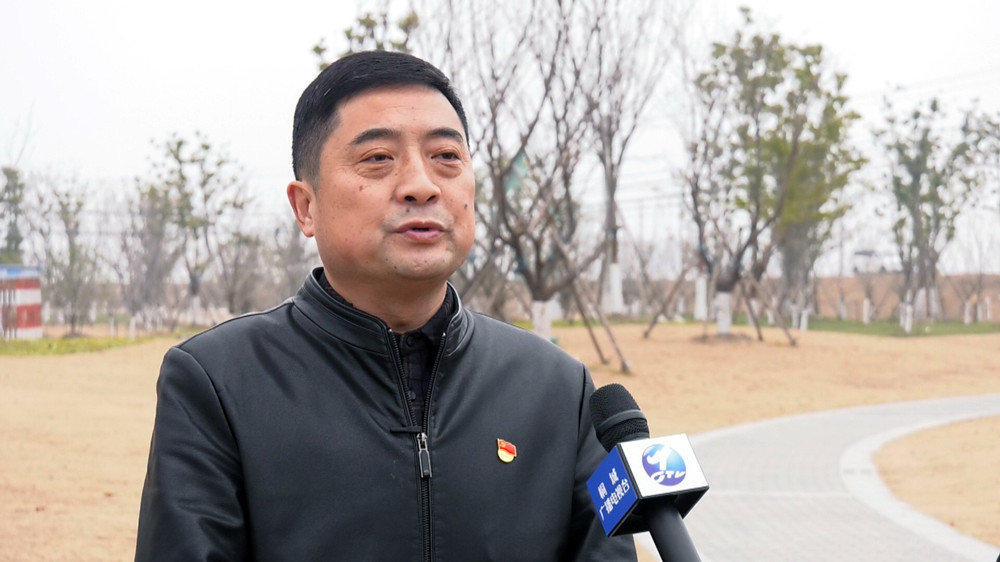 /uploads/image/2023/01/12/ef13dd74d3911d2c0893c3ff5c6e2150.jpg 图为鲟鱼镇党委书记彭天辉正在接受本台记者专访_副本.jpg