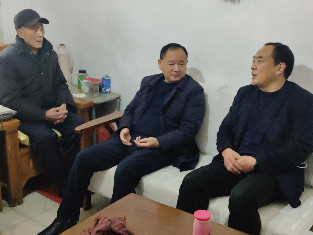 /uploads/image/2023/01/12/1e6c15a0ffffd149191eafddbd79ee49.jpg 章友厚慰问龙眠街道.jpg