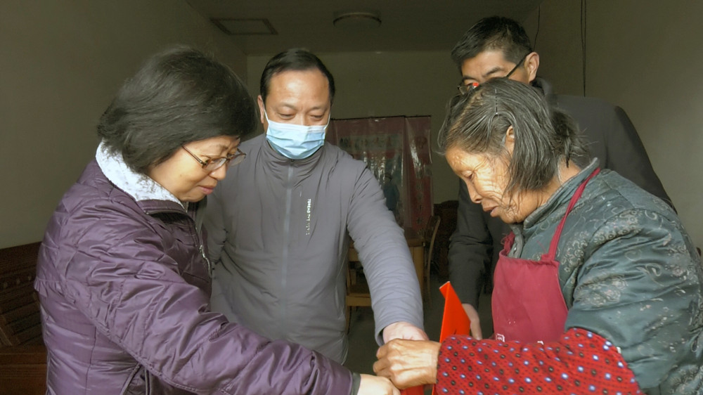 图为安庆市委常委 宣传部长王爱武在黄甲镇水岭村生活困难人员李华送上慰问金和慰问品 .jpg