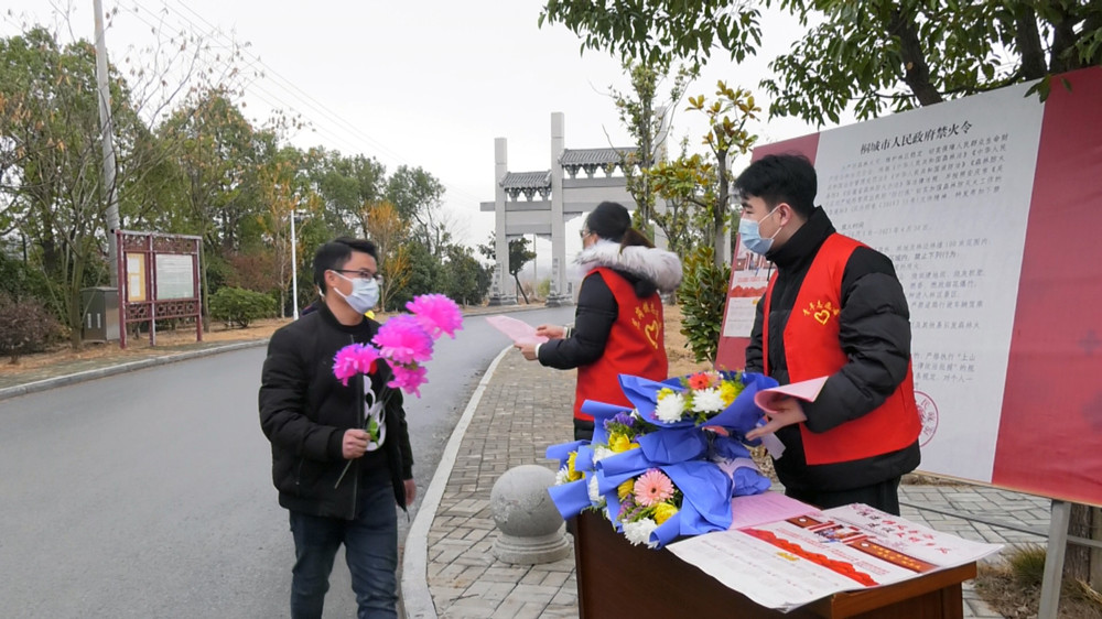 /uploads/image/2023/01/16/6fdcb7d47a0b2a8221c2df8b98d14943.jpg 图为志愿者正在对过往群众进行文明祭祀宣传.jpg