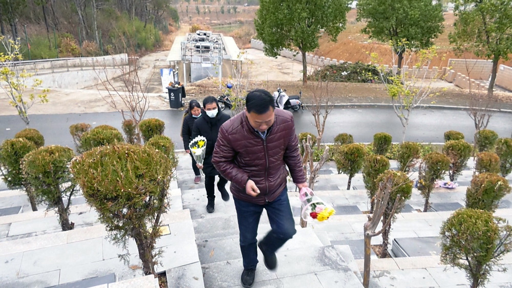 /uploads/image/2023/01/16/fb590367c0d4420c87145cc7b50a5376.jpg 图为手拿鲜花前来祭祀的群众 .jpg