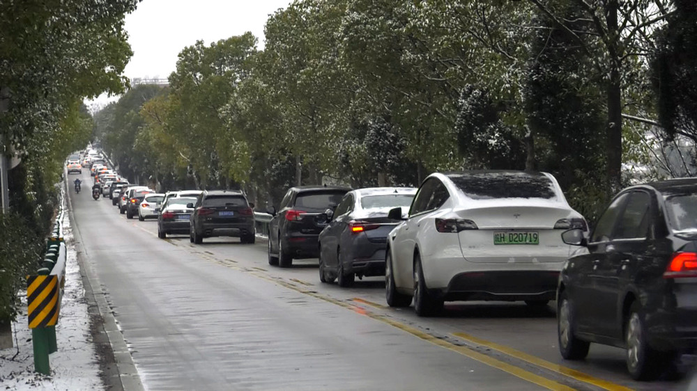 /uploads/image/2023/01/16/2f168844d3a053db27b269c5f2dd61ae.jpg 图为桐潜路上缓慢行驶的车流.jpg