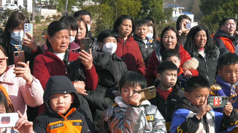 图为现场围满了前来观看村晚的村民1 .jpg