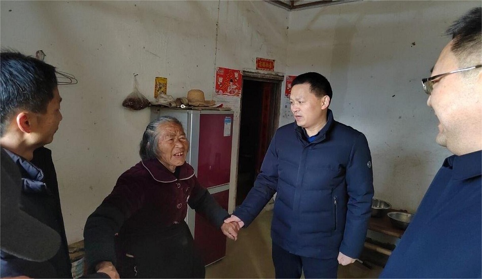 /uploads/image/2023/01/19/58b3b4628b727c0755b50d3321563df4.jpg 图为市财政局雷鹏慰问朱金华户.jpg