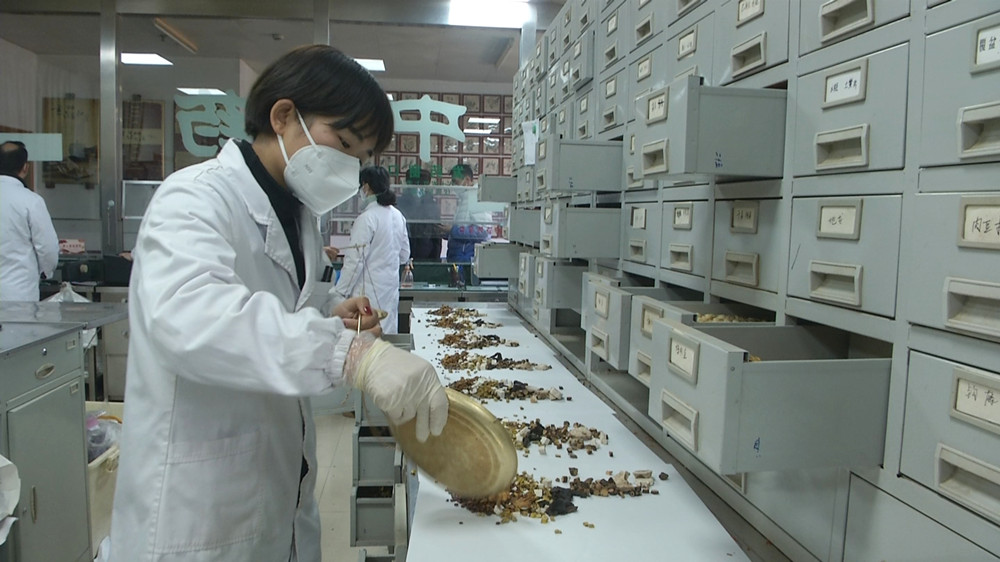 /uploads/image/2023/01/19/fc3d19b55f761c2c83a3764178ef4d43.jpg 图为中医院医务人员按照中药方配药时的情景.jpg