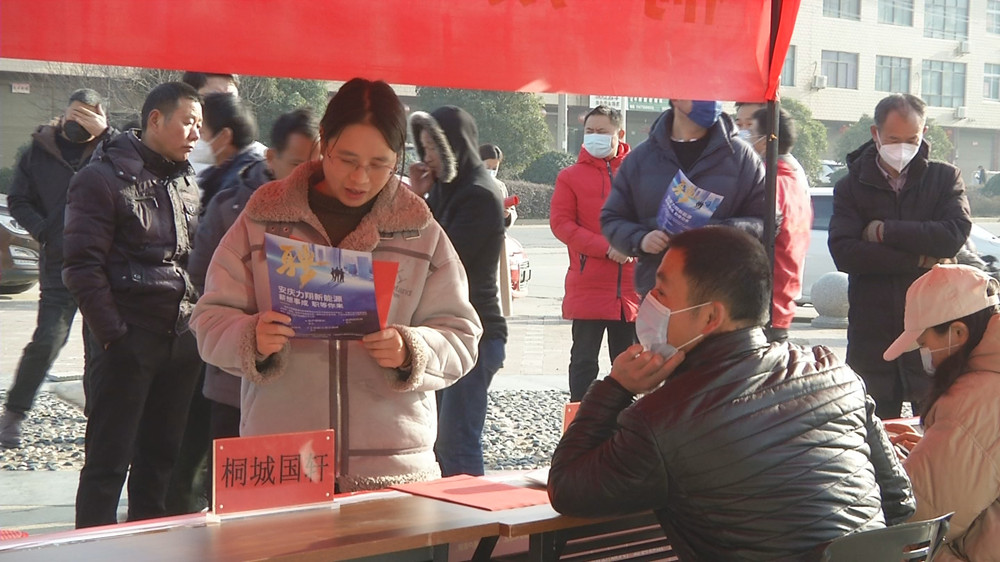 /uploads/image/2023/01/18/281452495362e94329a324c8cc807cb6.jpg 图为招聘会现场.jpg