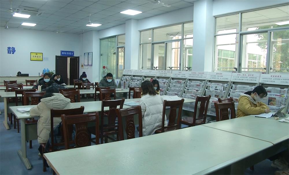 /uploads/image/2023/01/26/cea8ff598e286e0820469ea8f6de9318.jpg 图为市民看书2.jpg