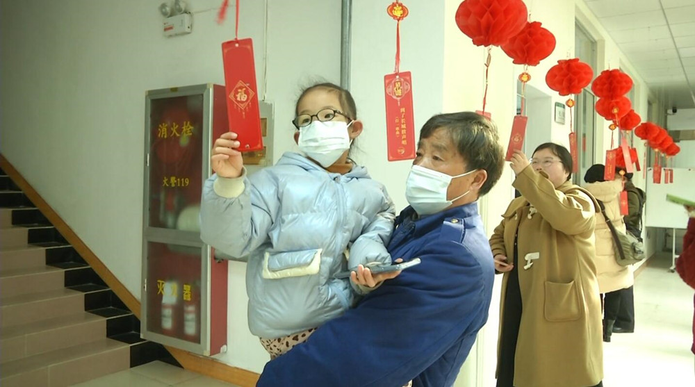 /uploads/image/2023/02/03/59cf279adc7caa739e3a26bea23c0365.jpg 图为猜灯谜现场4.jpg