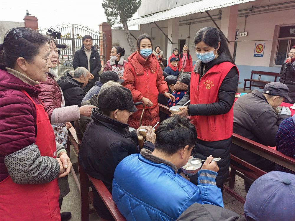 /uploads/image/2023/02/03/c1abed0fab9bb6f3fd29c531c4191496.jpg 图为志愿者们为老人们端上热气腾腾汤圆.jpg