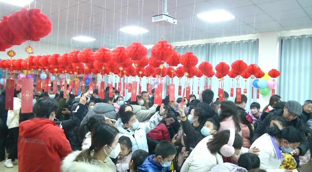 /uploads/image/2023/02/03/c334776957dd0213f2d49f176083f975.jpg 图为猜灯谜现场6.jpg