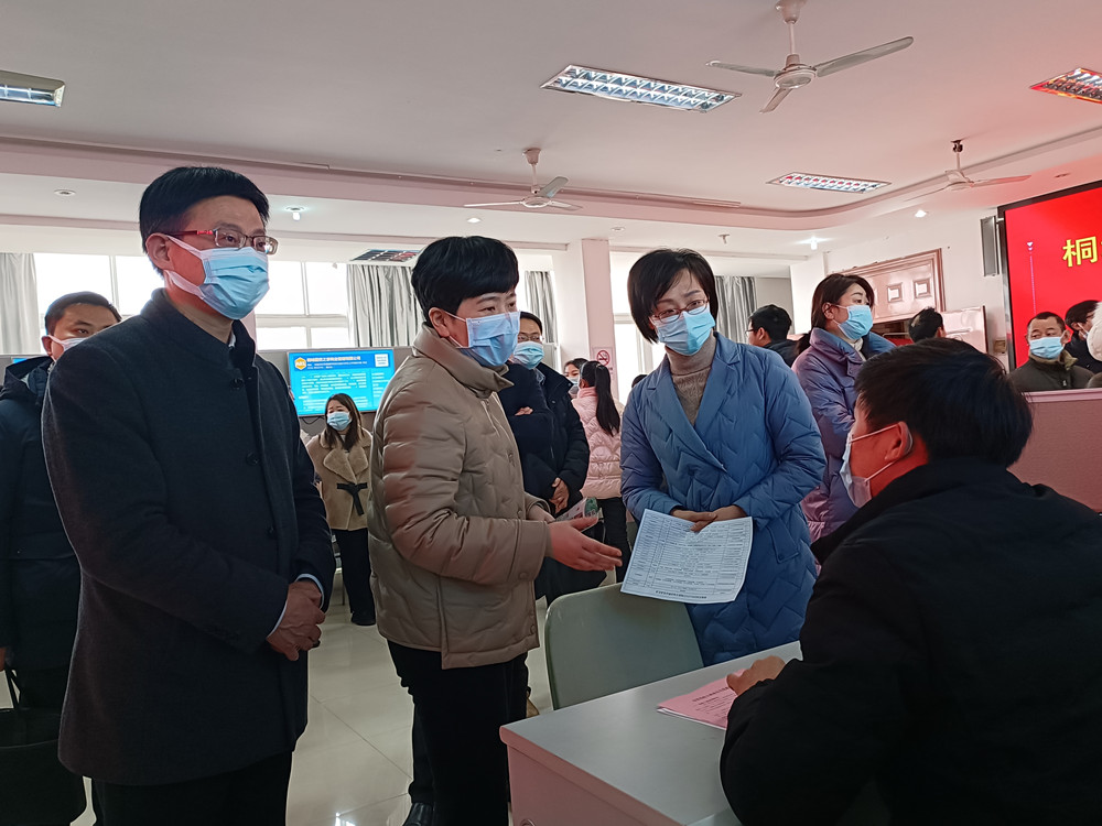 /uploads/image/2023/02/08/e5873d2e361bd32ae2171f1d56f122fc.jpg 图为副市长占娜与企业招聘人员沟通交流.jpg