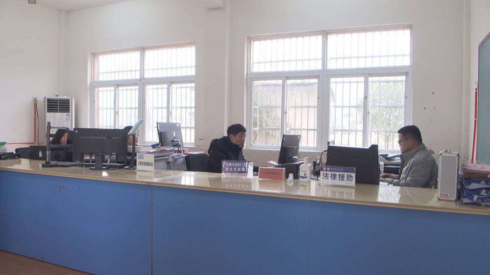 /uploads/image/2023/02/10/ed0c63d66304e51e0869628d32a88338.jpg 图为办证不出村服务窗口。.jpg