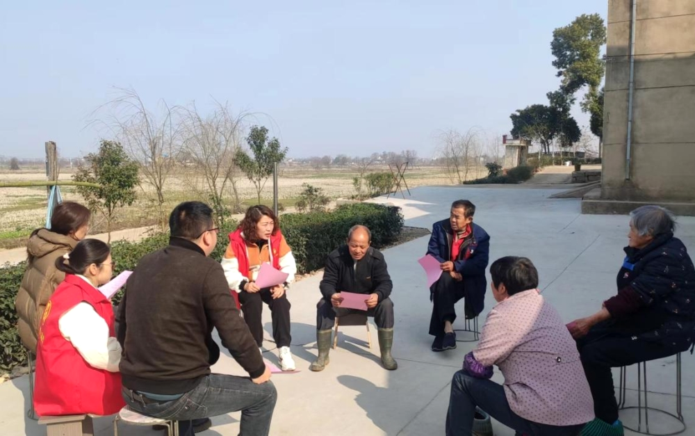 /uploads/image/2023/02/20/cb86bb3fd189004fccb6d1e20a759113.png 图为志愿者通过“板凳会议”宣传移风易俗。.png