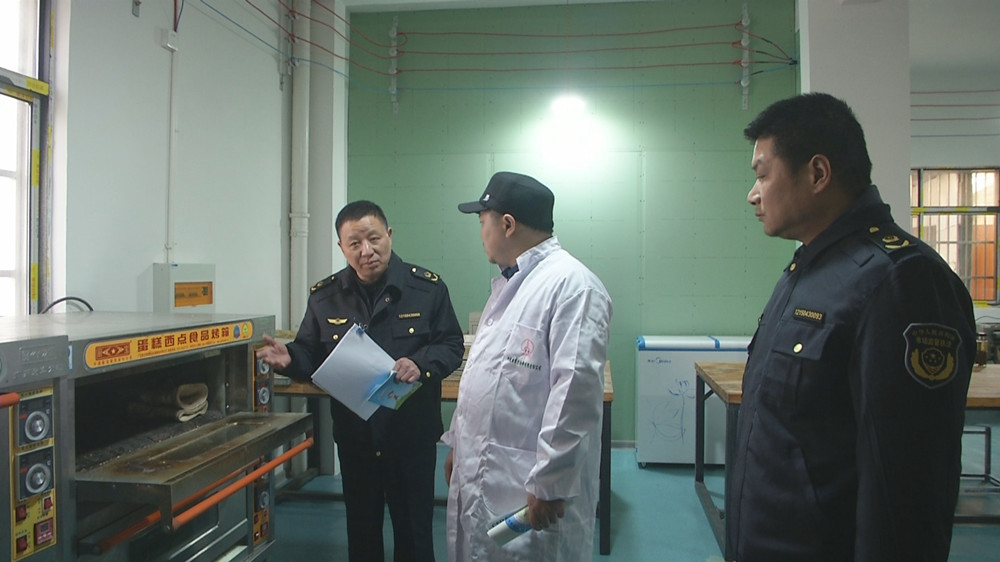 /uploads/image/2023/02/21/9ab5ca9273dc87269e354d2e6f06fa12.jpg 图为市场监管局工作人员在对刘刚进行 证前指导.jpg