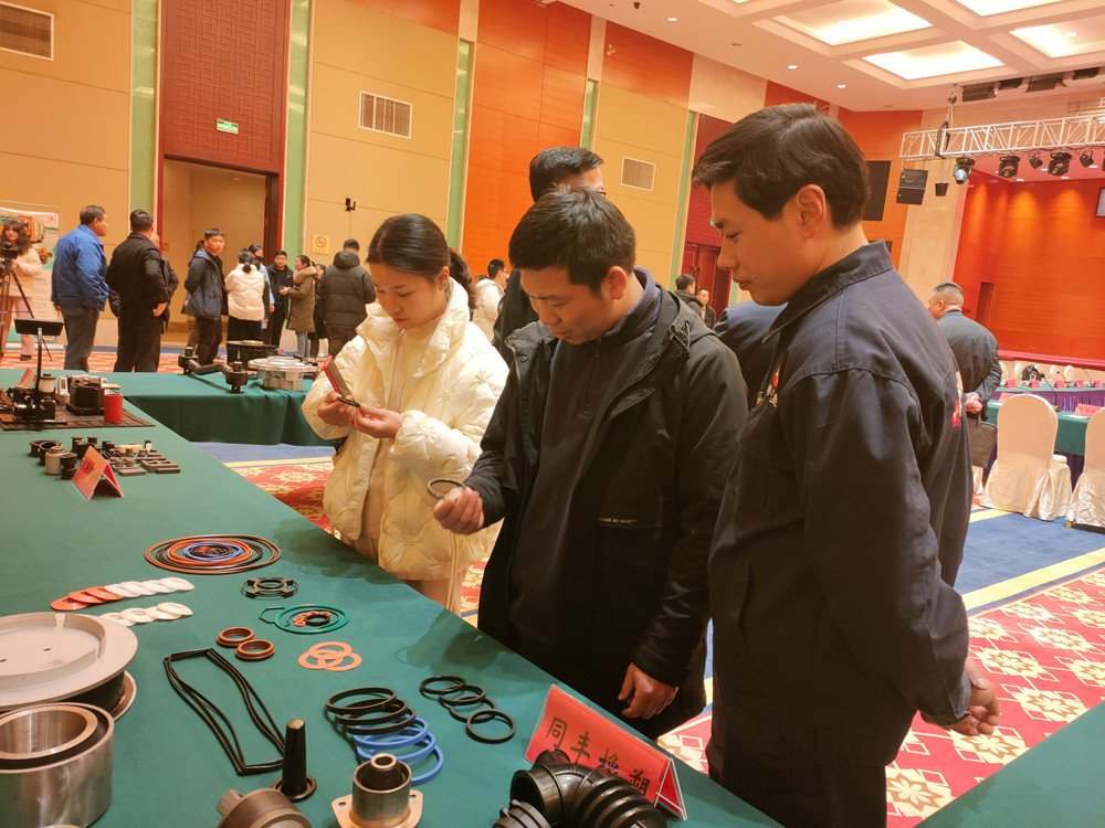 /uploads/image/2023/02/28/d42cade06d6640a02e1c24db50273a1a.jpg 与会嘉宾参观展品1.jpg