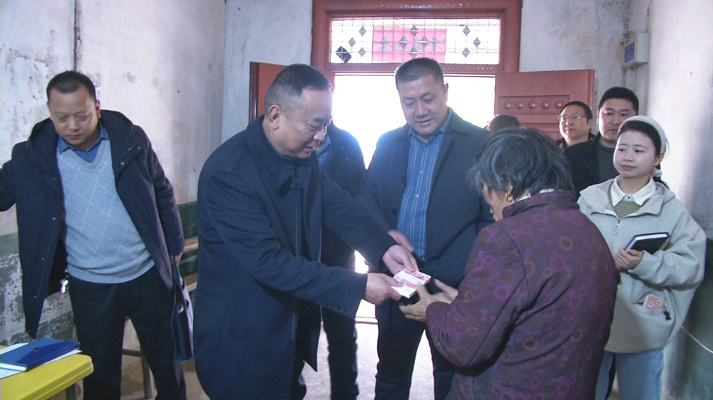 /uploads/image/2023/03/01/fffd0a677aa3d49609ffc4dcd0367f81.jpg 图为汪新志资助现场(左).jpg